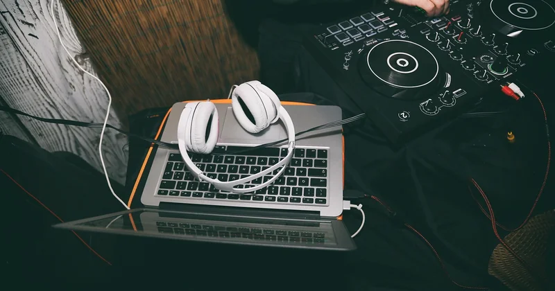 DJ in der Jugendsprache – mehr als nur ein Beruf