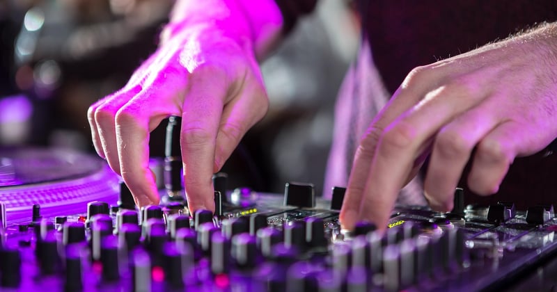 DJ Abkürzung einfach erklärt: Bedeutung, Herkunft und alle Fakten